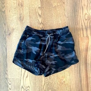 Athleta girls heart the hustle 2.5" shorts size L-12